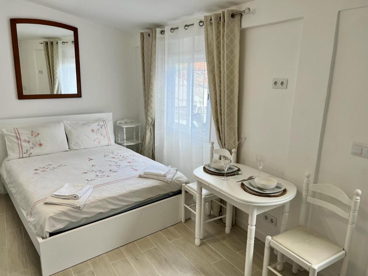 Modern Minimalist Studio With Essential Comfort Funchal  Exterior photo