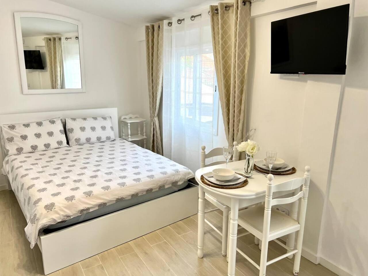 Modern Minimalist Studio With Essential Comfort Funchal  Exterior photo